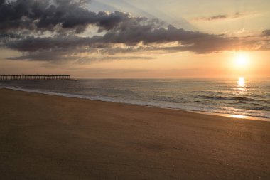 Avon Pier Cape Hatteras 'ın yanında güzel bir gün doğumu.