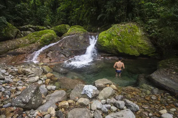 İnsanlar Atlantik yağmur ormanlarında güzel yeşil şelalelerde yıkanıyor.
