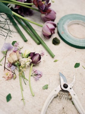 Çiçekleri, çiçekli bantları ve masandaki budama makasını kes.