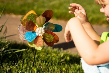 Yaz çocuğu dışarıda oynuyor.