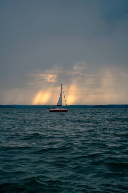 Bulutlu bir günde denizde yelkenli..