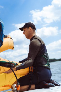 Adam teknede uçurtma katlıyor..