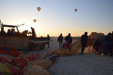 Sabah Balonu Hazırlığı: Çöl Gündoğumu İçin Hazırlık, Mısır