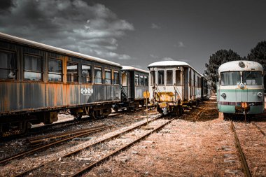 Eski Raylarda Terk Edilmiş Trenler