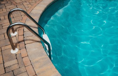 Yaz günü boş havuzun kenarındaki merdiven..