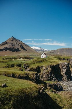 Gatklett, İzlanda 'da arkasında Stapafell Dağı olan Beyaz Saray 