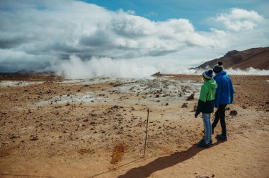 Hver, İzlanda 'da jeotermal bölgeyi izleyen iki kardeş.