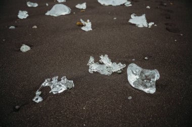 Diamond Beach, İzlanda 'da buzlar siyah kumun üzerinde, yakın çekim görüntüsü.