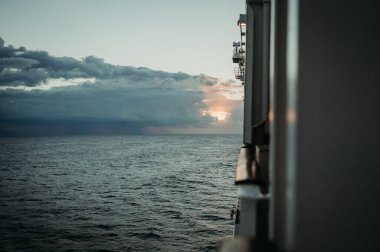 Savona 'da bir feribottan sabah manzarası bulutlu bir gökyüzü ve gün doğumuyla