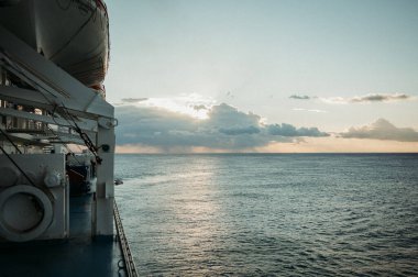 Savona 'da bir feribottan sabah manzarası bulutlu bir gökyüzü ve gün doğumuyla