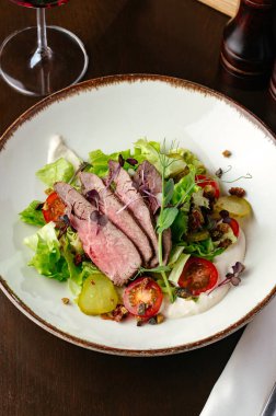 Soslu ve mezeli ızgara sığır filetosu.