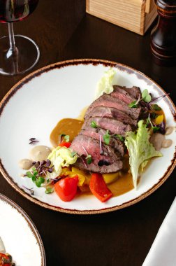 Soslu ve mezeli ızgara sığır filetosu.