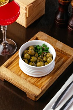 Kavanozda ızgara İspanyol zeytini. restoran menüsü
