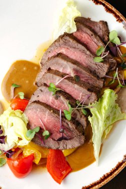 Soslu ve mezeli ızgara sığır filetosu.