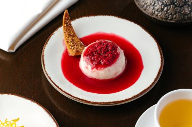 Ahududu reçelli yaz tatlısı.