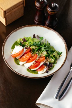 İtalyan Caprese salatası. restoran menüsü
