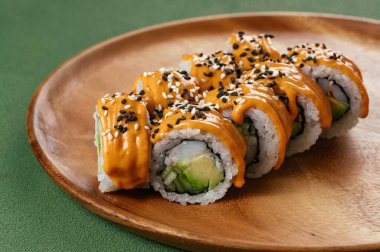 Japon suşisi karides, avokado ve soslu.