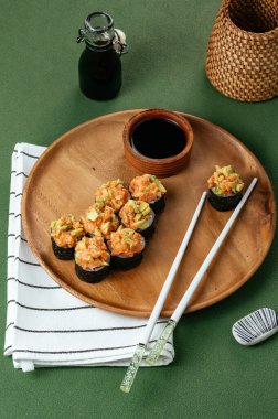 Somon, avokado ve ahşap soslu Japon suşisi.