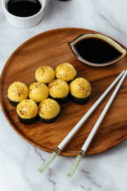 Peynir şapkalı Japon suşisi.