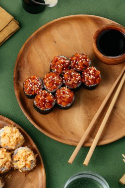 Japon suşi rulosu ve tartar kapağı.