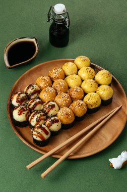 Peynir kapaklı Japon suşi seti