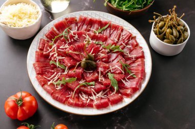 Beyaz tabakta mermer sığır eti carpaccio.