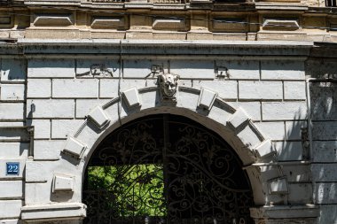 Eski Tiflis 'teki binaların ön cephesinin mimari ayrıntıları