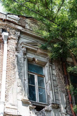 Eski Tiflis 'teki binaların ön cephesinin mimari ayrıntıları