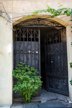 Eski Tiflis 'teki binaların ön cephesinin mimari ayrıntıları