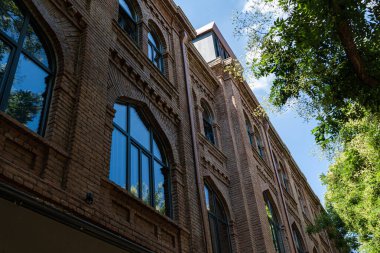 Eski Tiflis 'teki binaların ön cephesinin mimari ayrıntıları