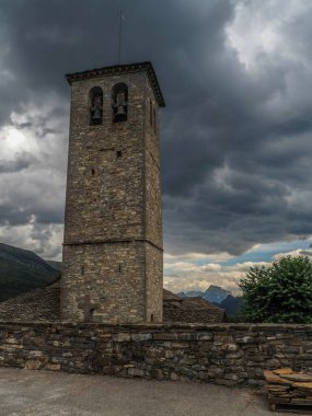 Pireneler 'in merkezinde yalnız çan kulesi