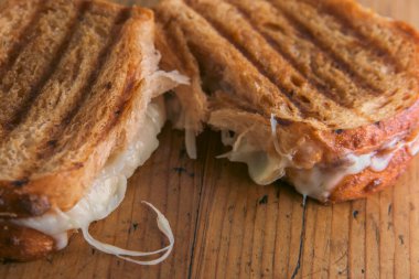 Erimiş peynirli ızgara peynirli sandviçe yakın çekim.