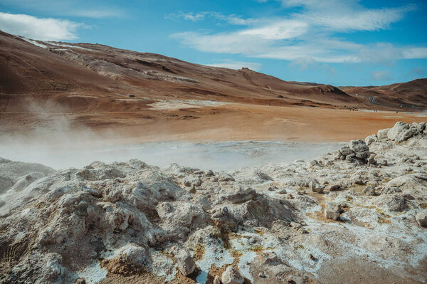 Геотермальная зона в Хверире, Исландия в солнечный день