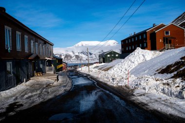 Longyear, Svalbard 'daki Karlı Sokak