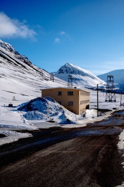 Longyearbyen, Svalbard 'ın kış manzarasına karşı inşa edilen bina
