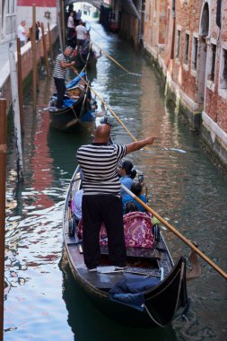Venedik Gondolu Tarihi Kanallarda Dolaşıyor