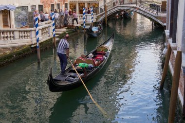 Venedik Kanal Turu: Gondol, Köprü ve Kalabalık