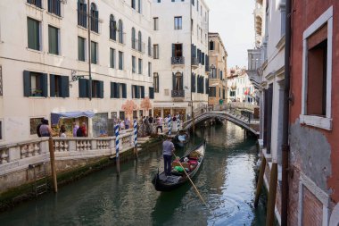 Venedik Kanal Büyüsü: Gondol, Köprüler, Turistler