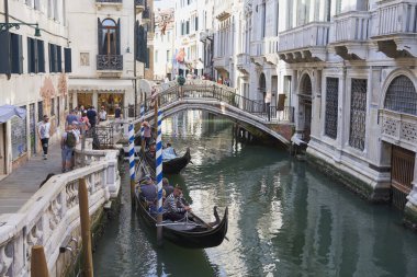 Venedik Kanal Büyüsü: Gondol, Turistler, Su Yolları