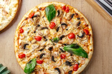 Peynirli ve sebzeli İtalyan pizzası.