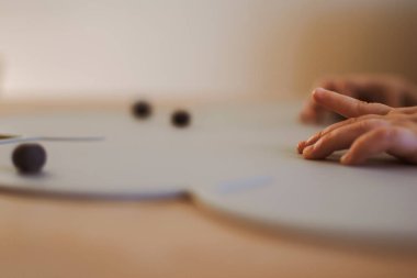 Bebek eller yemek için yaban mersini seçiyor.