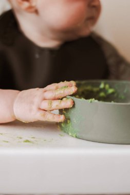 Sütten kesilmiş bebek eli yemekten dağılmış.