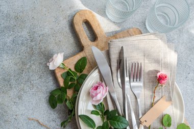 Pembe gül çiçekli masa ayarı