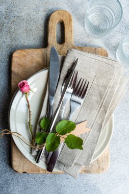 Pembe gül çiçekli masa ayarı