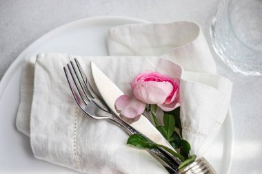 Pembe gül çiçekli masa ayarı