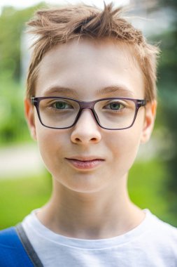 Dışarıda oynayan güzel bir çocuğun portresi.