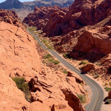 Ateş Vadisi 'ndeki kırmızı bir kaya kanyonunda dolambaçlı yol
