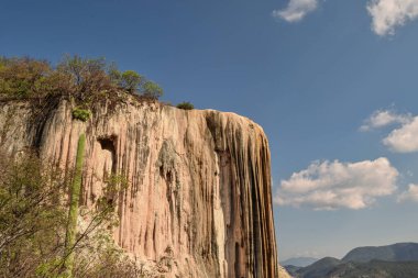Hierve el agua, Oaxaca, Meksika 'daki doğal havuz manzarası.