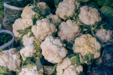 Bir demet beyaz karnabahar yığılmış.