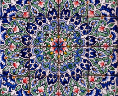 Mavi ve yeşil desenli bir fayans mozaiği